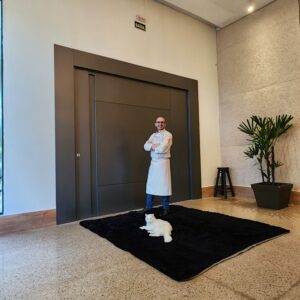 Porta pivotante em ACM Vermelho externo e Dark Grey interno - Imagem 4