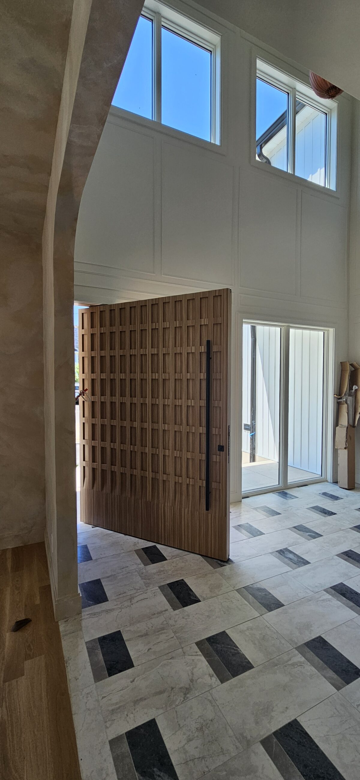 Porta pivotante em ACM Wood Carvalho Mel modelo exclusivo - Imagem 3