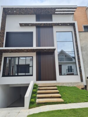 Porta pivotante em ACM Wood Sucupira com detalhe em ACM preto - Imagem 2