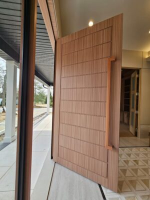 Porta pivotante em ACM Wood Carvalho Mel com portal duplo lateral - Imagem 3