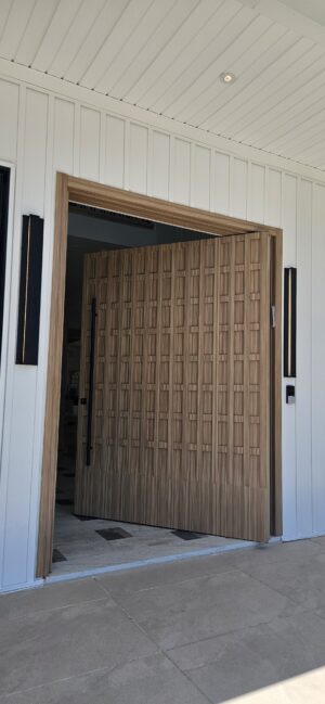 Porta pivotante em ACM Wood Carvalho Mel modelo exclusivo - Imagem 4