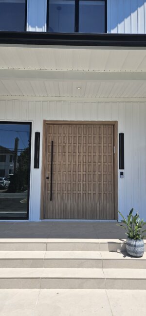 Porta pivotante em ACM Wood Carvalho Mel modelo exclusivo