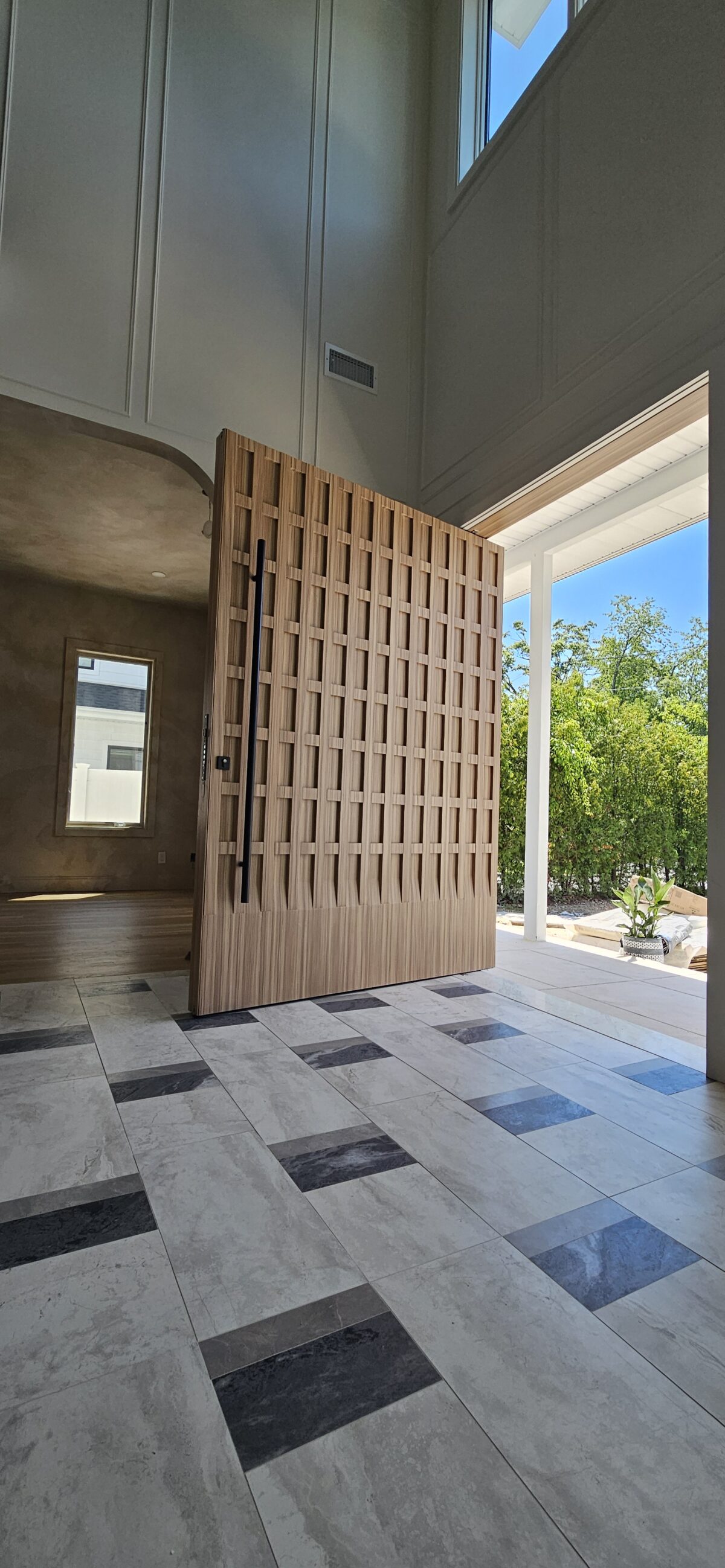 Porta pivotante em ACM Wood Carvalho Mel modelo exclusivo - Imagem 5