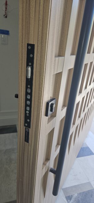 Porta pivotante em ACM Wood Carvalho Mel modelo exclusivo - Imagem 6