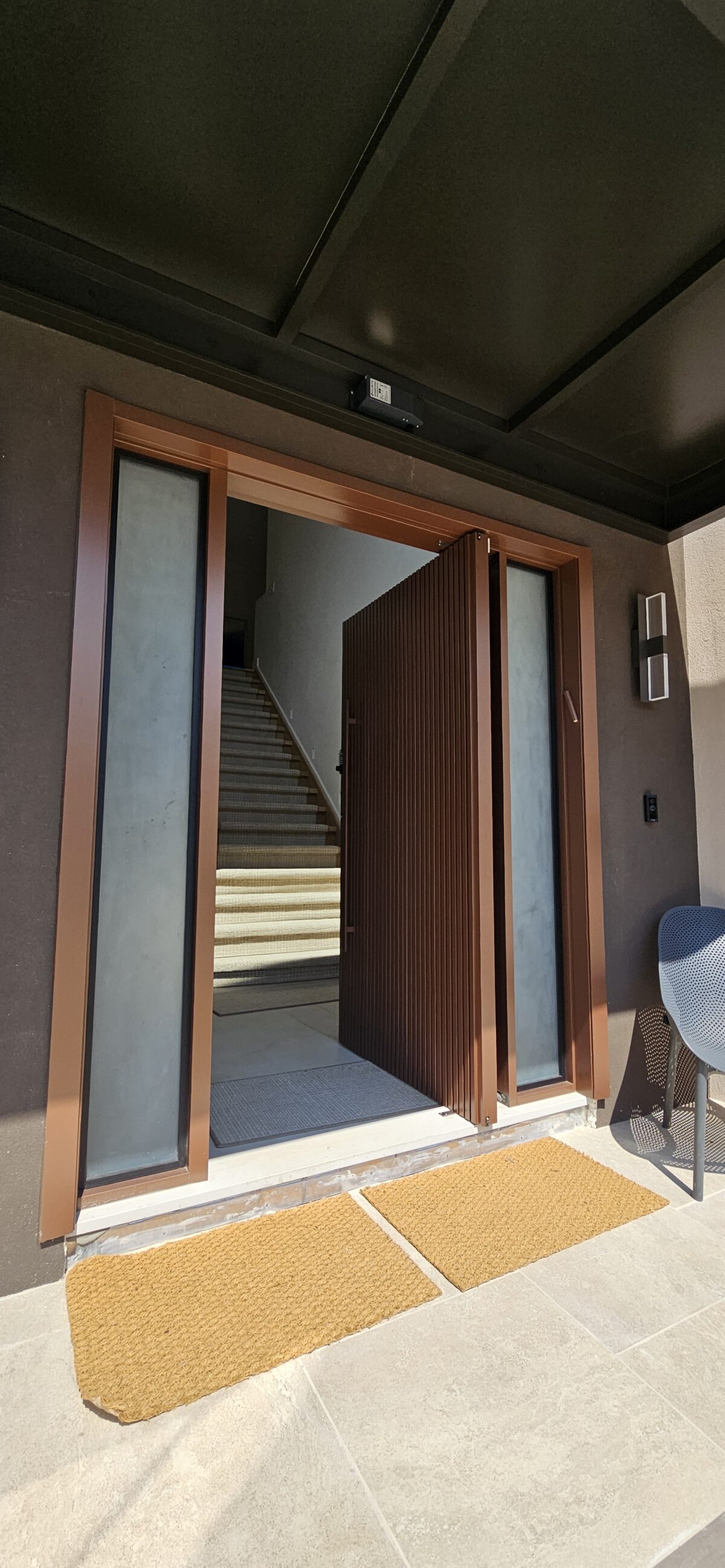 146 Porta pivotante em ACM Wood Carvalho Mel com portal duplo lateral - Imagem 5