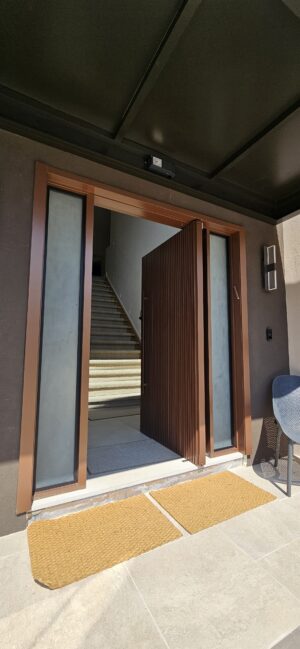 Porta pivotante em ACM Wood Carvalho Mel com portal duplo lateral - Imagem 5