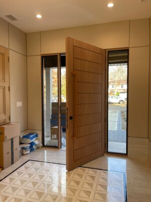 Porta pivotante em ACM Wood Carvalho Mel com portal duplo lateral - Imagem 4