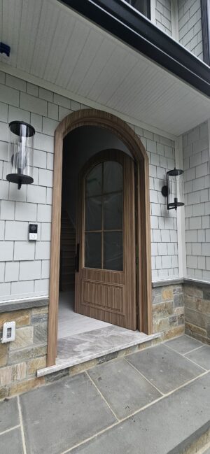 Porta em ACM Wood Carvalho Mel modelo em arco - Imagem 3