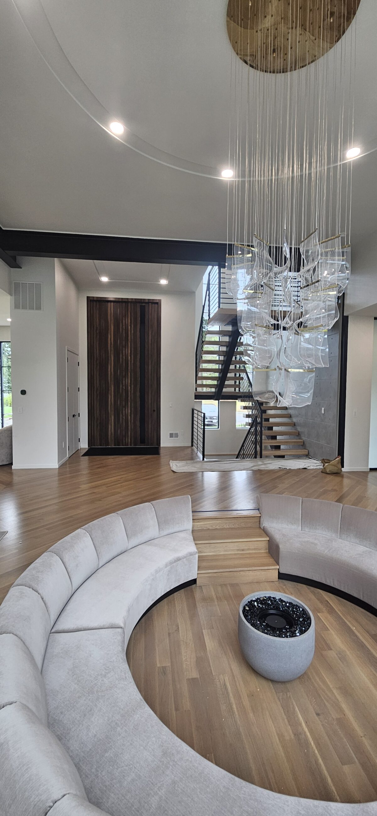 Porta Pivotante em ACM Wood Ebano modelo ripado vertical - Imagem 10