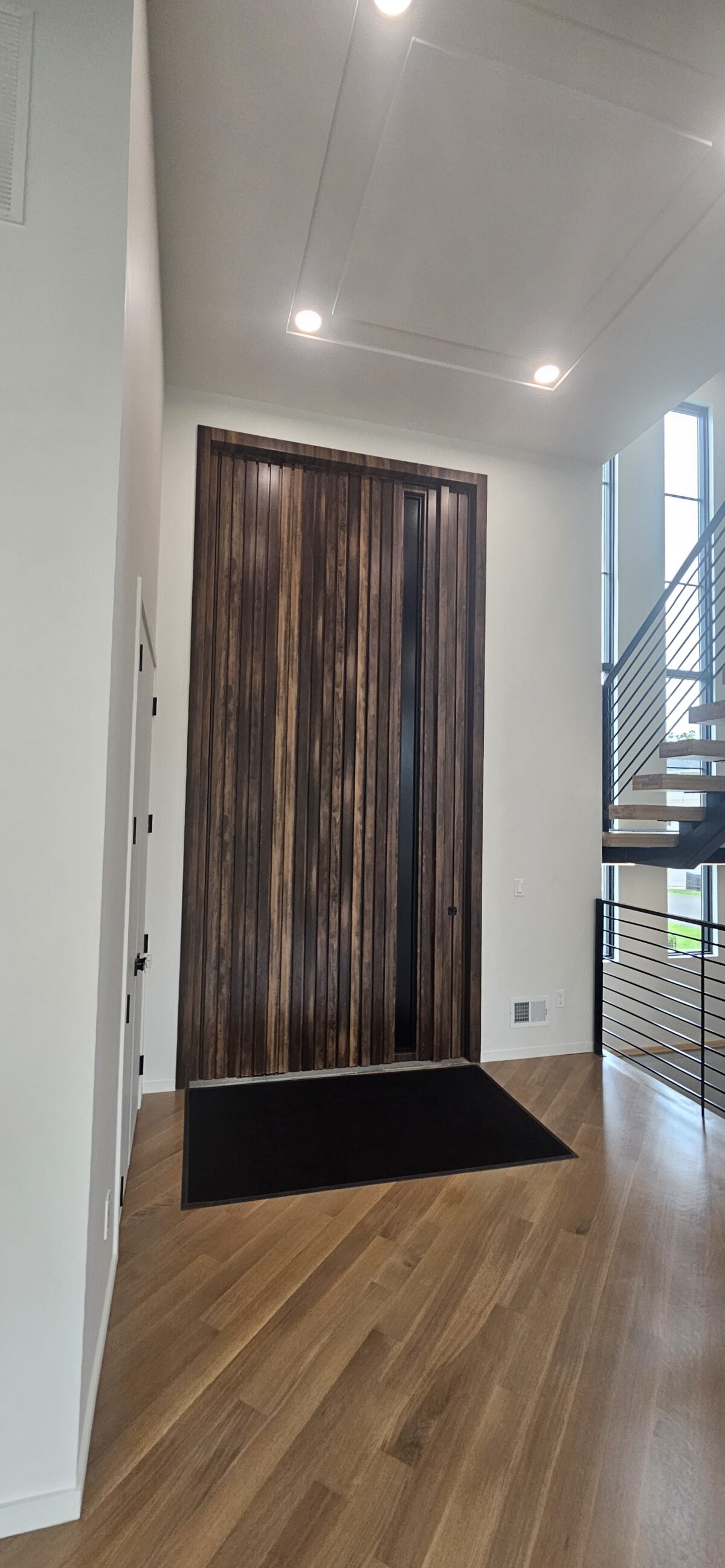 Porta Pivotante em ACM Wood Ebano modelo ripado vertical - Imagem 7