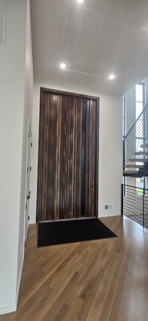 Porta Pivotante em ACM Wood Ebano modelo ripado vertical - Imagem 7