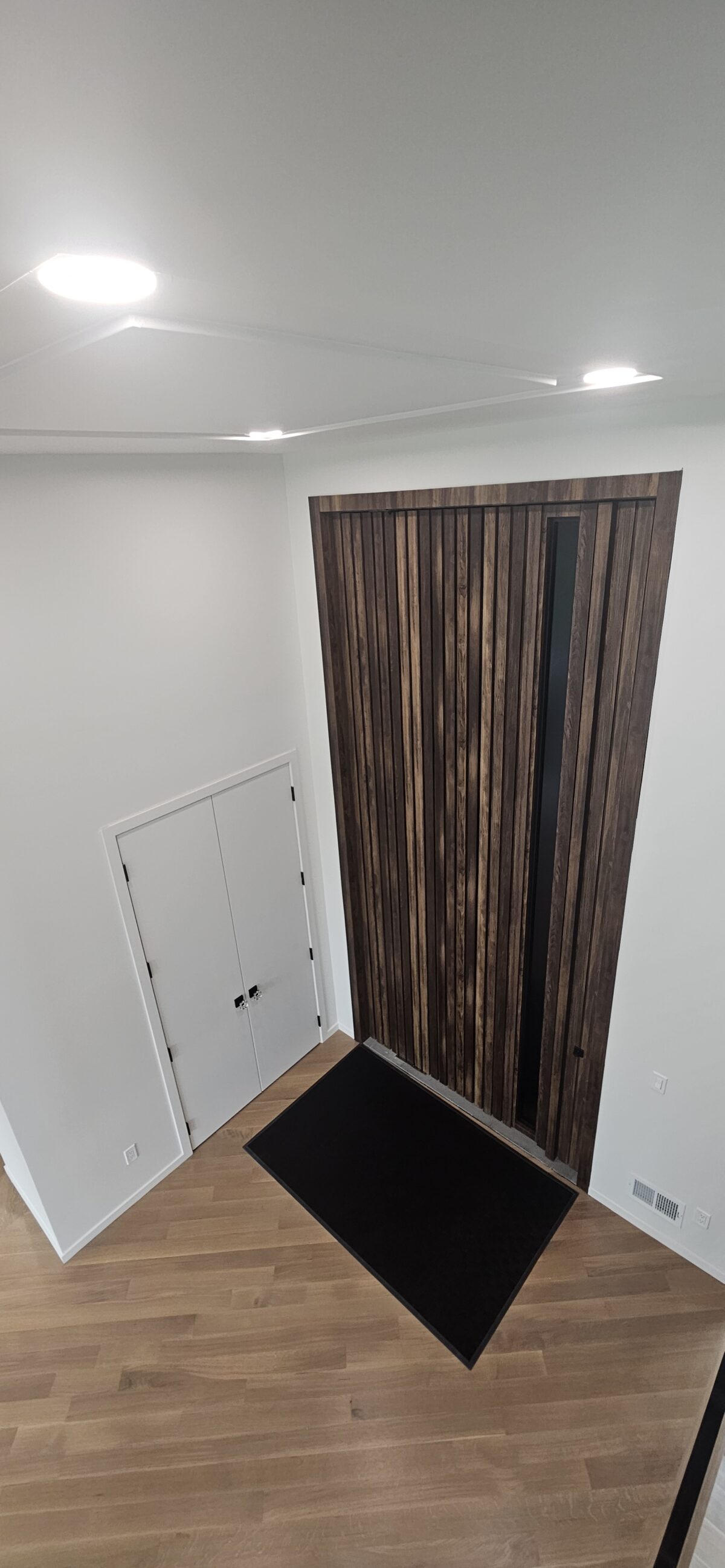 Porta Pivotante em ACM Wood Ebano modelo ripado vertical - Imagem 8