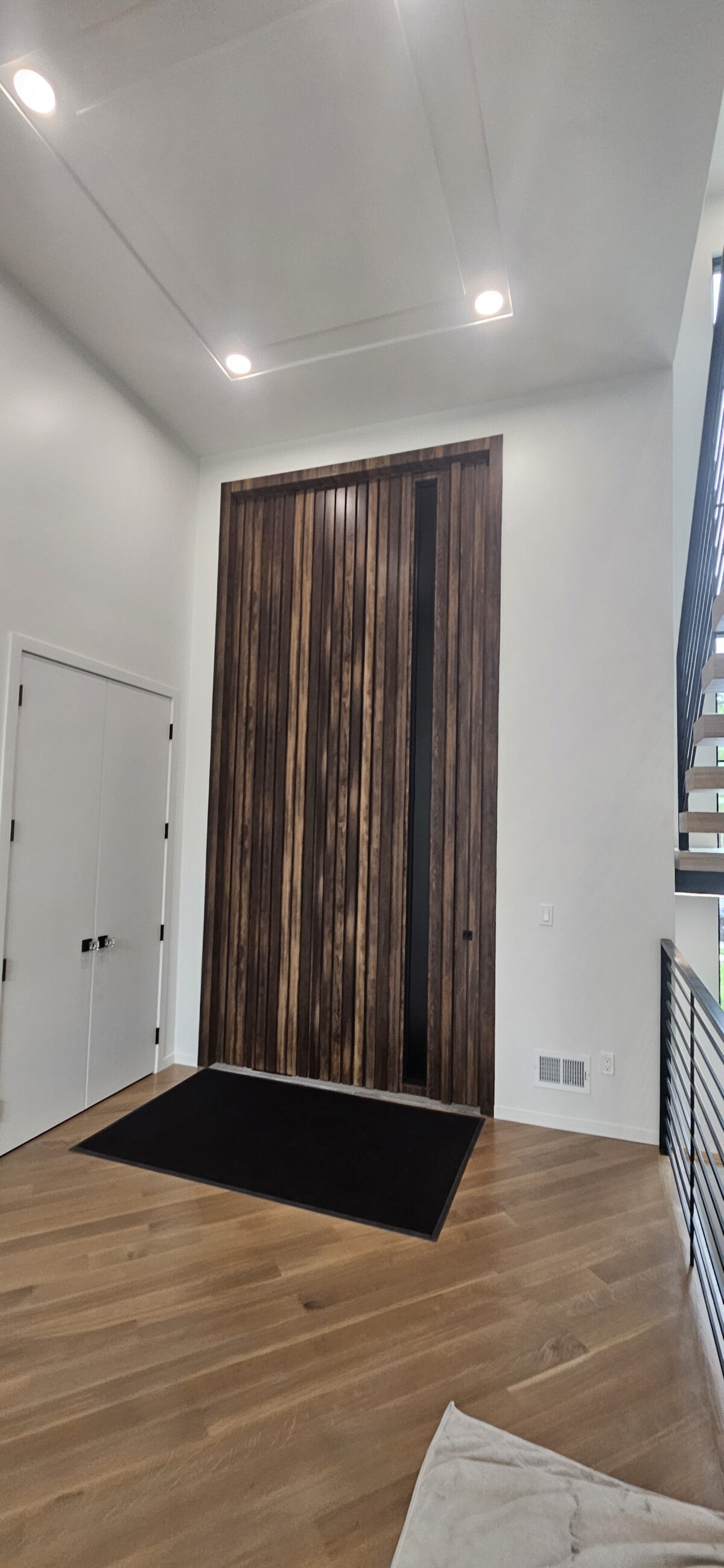 Porta Pivotante em ACM Wood Ebano modelo ripado vertical - Imagem 9