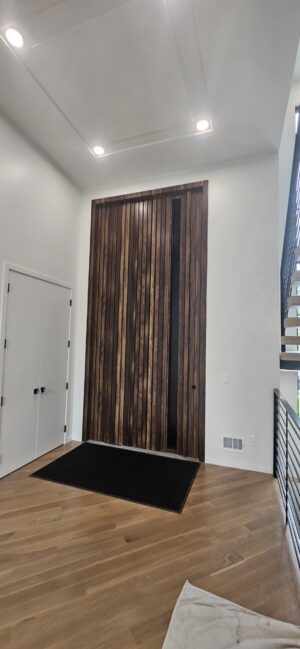 Porta Pivotante em ACM Wood Ebano modelo ripado vertical - Imagem 9