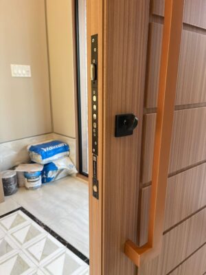 Porta pivotante em ACM Wood Carvalho Mel com portal duplo lateral - Imagem 6