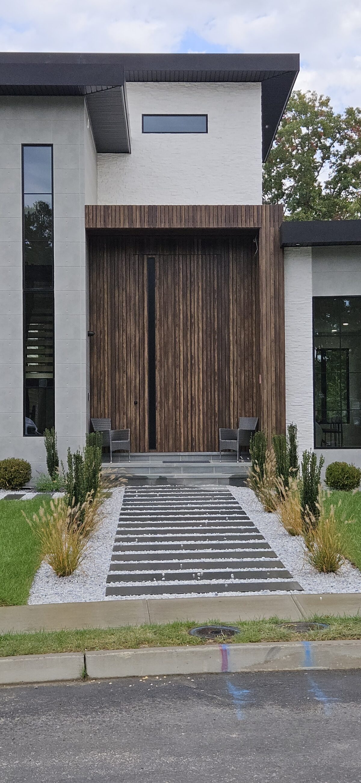 Porta Pivotante em ACM Wood Ebano modelo ripado vertical - Imagem 3