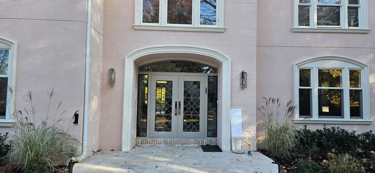 163 Porta em ACM Champanhe Dourado Metalico com sistema de abertura dupla com grades colonial - Imagem 1