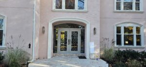 Porta em ACM Champanhe Dourado Metalico com sistema de abertura dupla com grades colonial