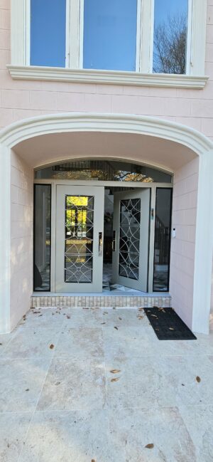 Porta em ACM Champanhe Dourado Metalico com sistema de abertura dupla com grades colonial - Imagem 2