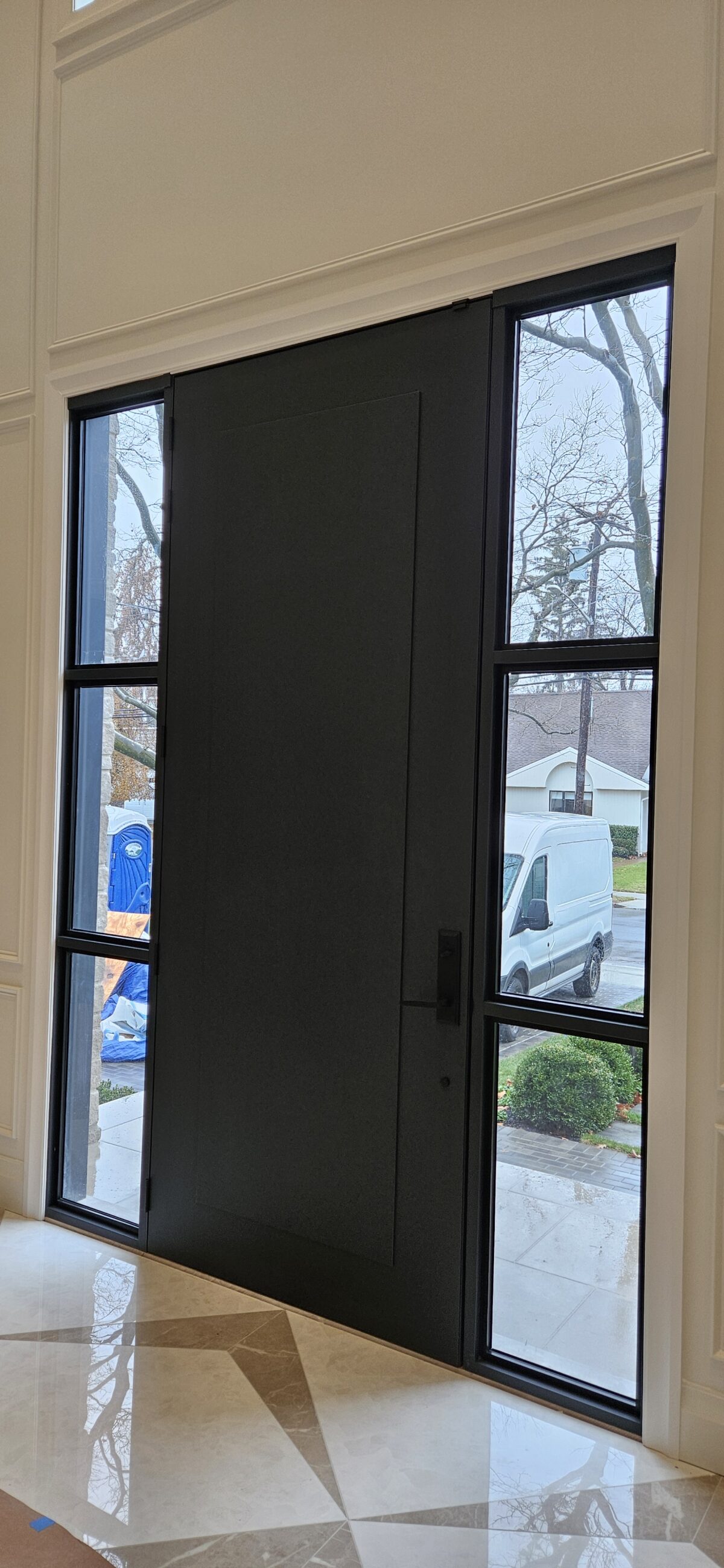 167 Porta pivotante em ACM Anthracite Grey com portais duplo lateral - Imagem 4