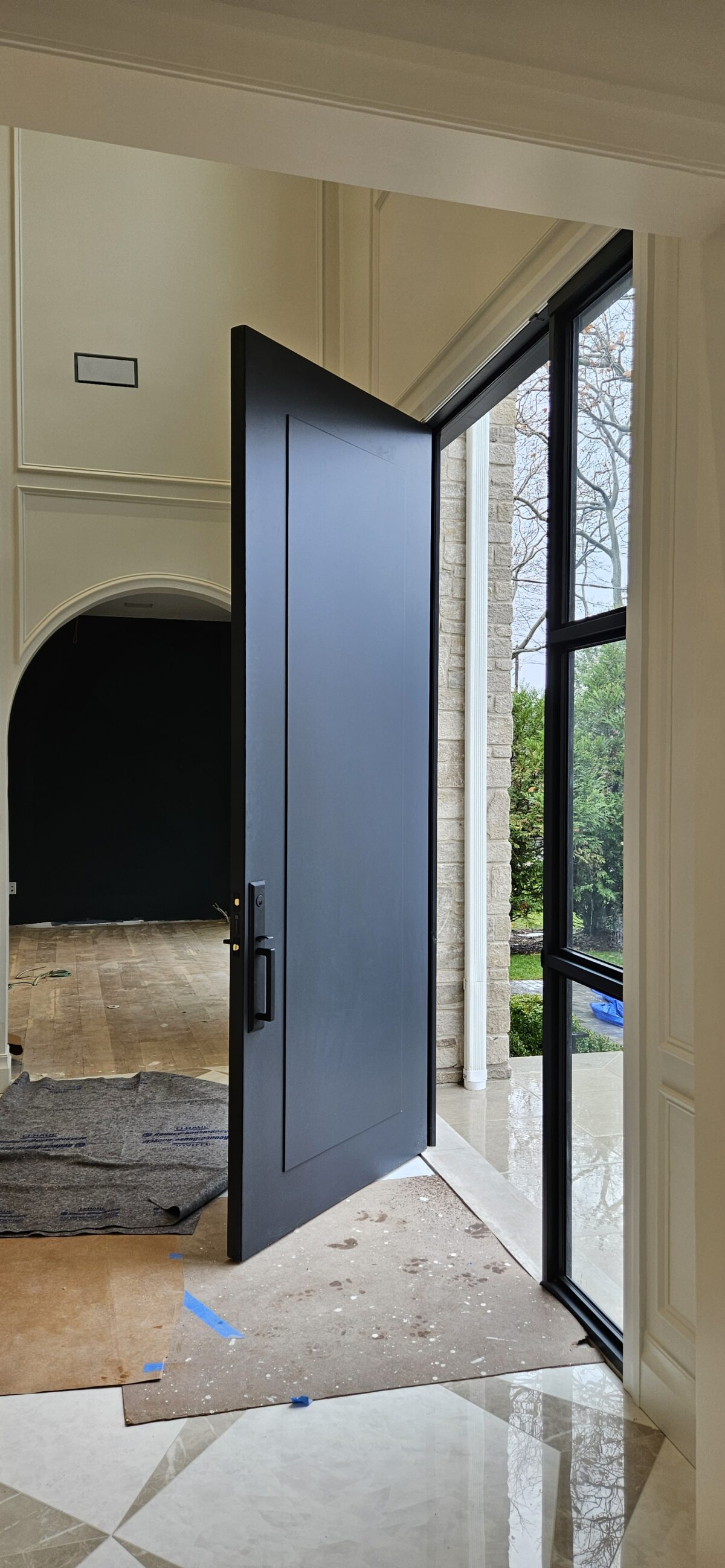 168 Porta pivotante em ACM Anthracite Grey com portais duplo lateral - Imagem 2