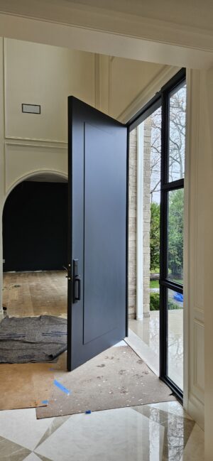 Porta pivotante em ACM Anthracite Grey com portais duplo lateral - Imagem 2