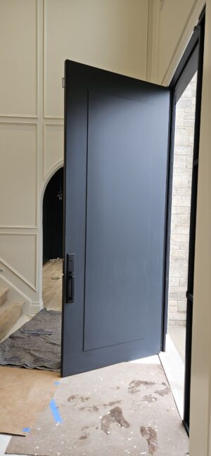 Porta pivotante em ACM Anthracite Grey com portais duplo lateral - Imagem 3