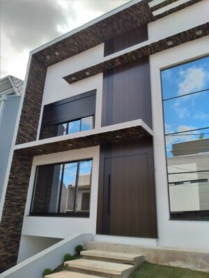 Porta pivotante em ACM Wood Sucupira com detalhe em ACM preto - Imagem 3