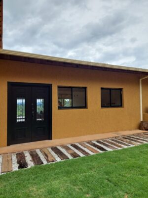 Porta em ACM preto fosco com sistema de abertura dupla, grade colonial de ferro - Imagem 2