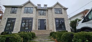 Porta pivotante em ACM Anthracite Grey com portais duplo lateral - Imagem 5