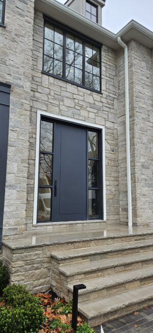 Porta pivotante em ACM Anthracite Grey com portais duplo lateral