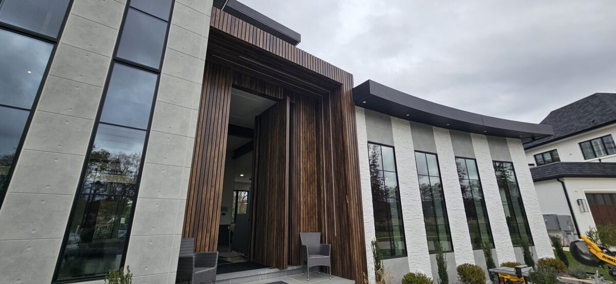 Porta Pivotante em ACM Wood Ebano modelo ripado vertical - Imagem 5