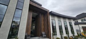 Porta Pivotante em ACM Wood Ebano modelo ripado vertical - Imagem 5