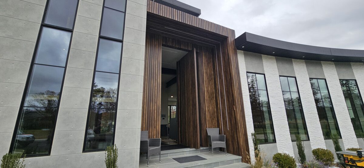 Porta Pivotante em ACM Wood Ebano modelo ripado vertical - Imagem 4