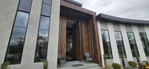 Porta Pivotante em ACM Wood Ebano modelo ripado vertical - Imagem 4