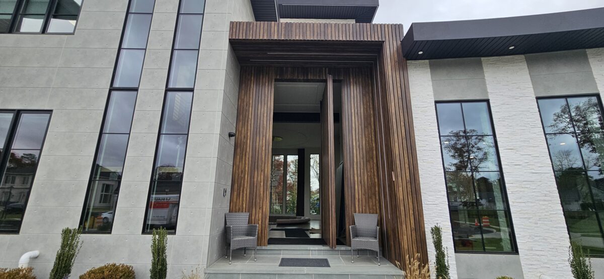 Porta Pivotante em ACM Wood Ebano modelo ripado vertical - Imagem 6