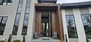 Porta Pivotante em ACM Wood Ebano modelo ripado vertical - Imagem 6