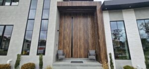 Porta Pivotante em ACM Wood Ebano modelo ripado vertical - Imagem 2