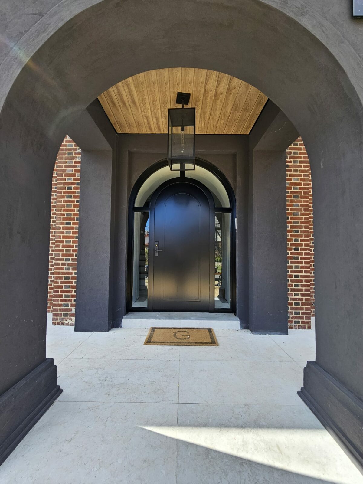 Porta em ACM preto fosco modelo em arco com portais duplo lateral - Imagem 1