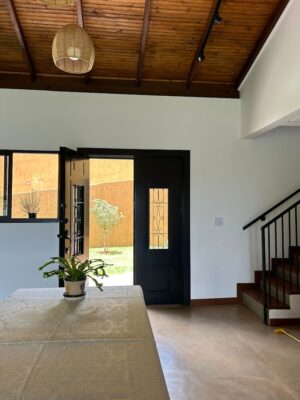 Porta em ACM preto fosco com sistema de abertura dupla, grade colonial de ferro - Imagem 3