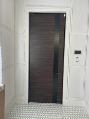 Porta pivotante em ACM Wood Sucupira com frisos horizontais e detalhe em ACM preto - Imagem 2