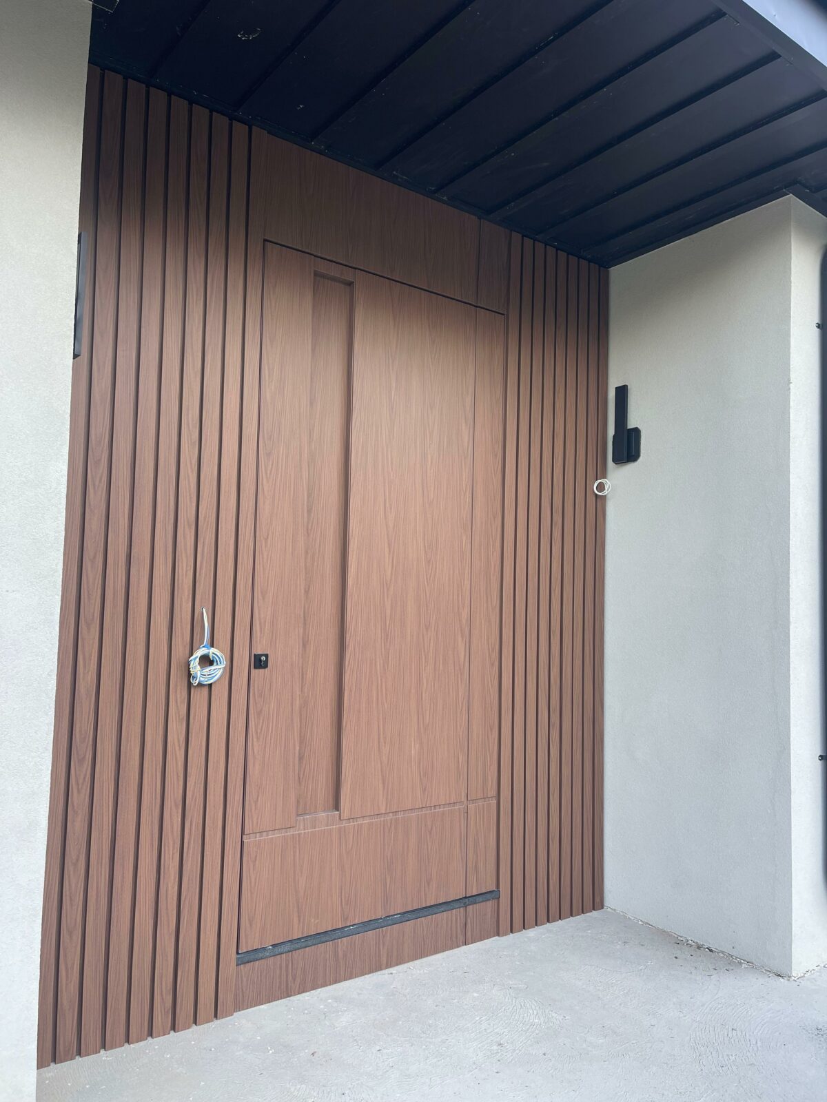 181 Porta pivotante em ACM Wood Nogueira com portais duplo lateral ripados - Imagem 1