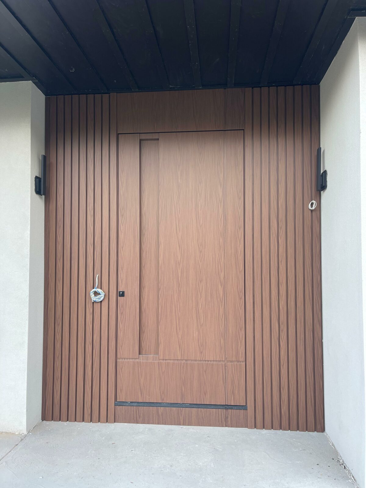 182 Porta pivotante em ACM Wood Nogueira com portais duplo lateral ripados - Imagem 2