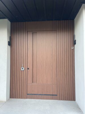 Porta pivotante em ACM Wood Nogueira com portais duplo lateral ripados - Imagem 2