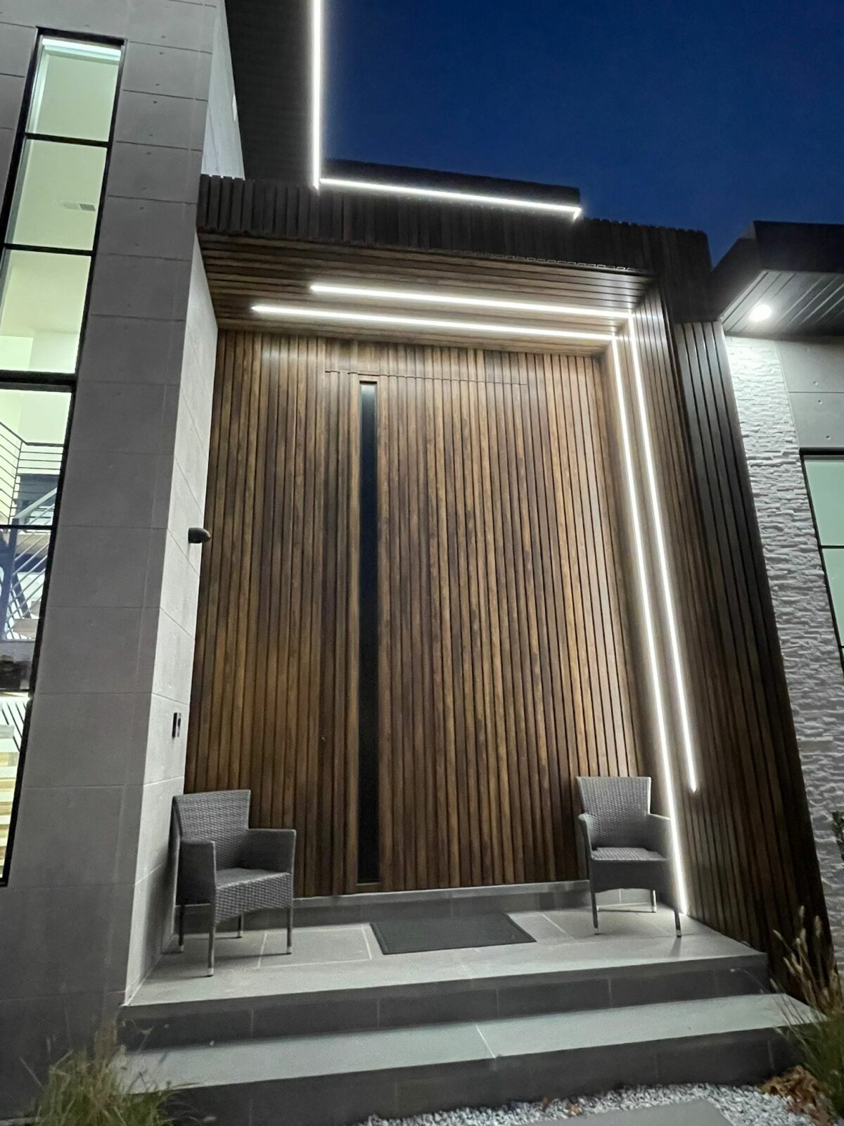 Porta Pivotante em ACM Wood Ebano modelo ripado vertical - Imagem 1