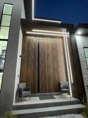 Porta Pivotante em ACM Wood Ebano modelo ripado vertical