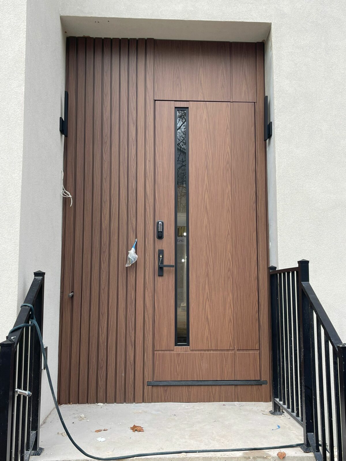 184 Porta em ACM Wood Nogueira com portal duplo lateral ripado e visor de vidro vertical - Imagem 1