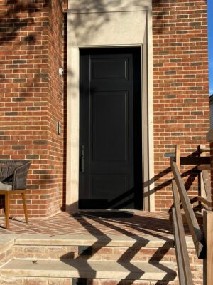 Porta pivotante em ACM preto fosco