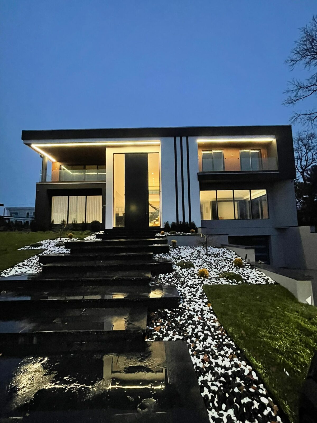 187 Porta pivotante em ACM preto fosco com portais duplos laterais em vidro. - Imagem 2