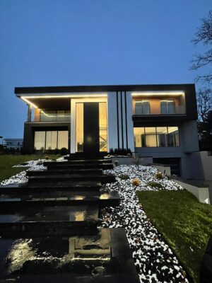 Porta pivotante em ACM preto fosco com portais duplos laterais em vidro. - Imagem 2